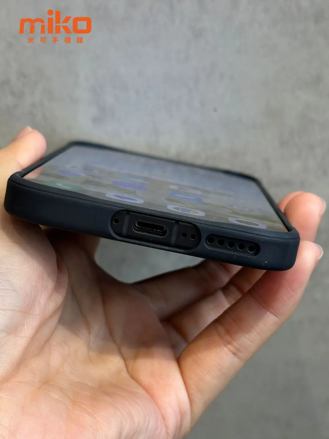 vivo V70 附贈的矽膠手機殼底部外觀